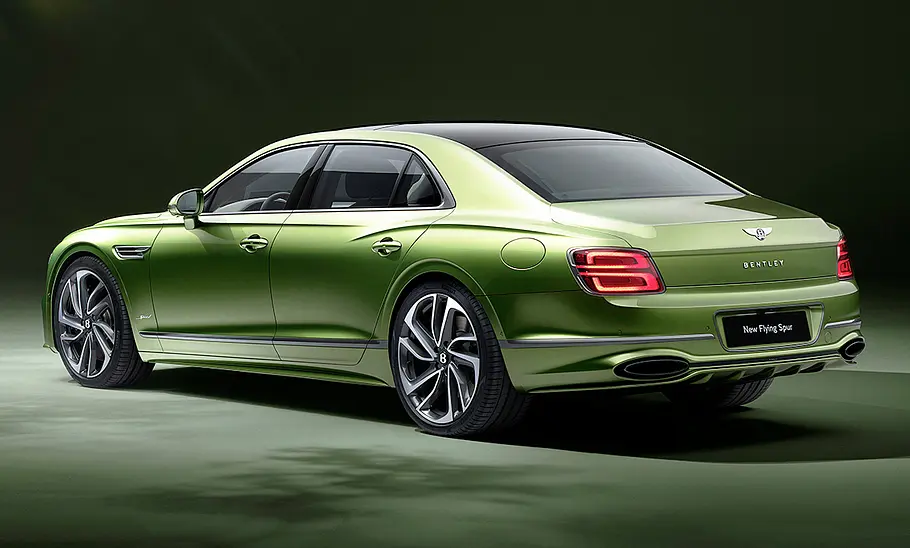 Das Bentley Flying Spur Facelift (2024) in Studioumgebung, von hinten links fotografiert.