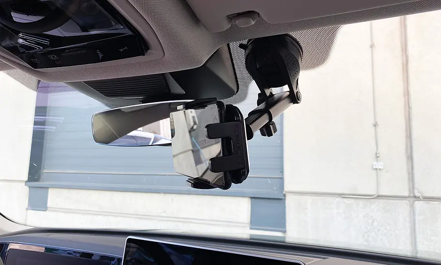 Blukar Car Phone Holder Blukar Car Phone Holder montiert von schräg vorne fotografiert.