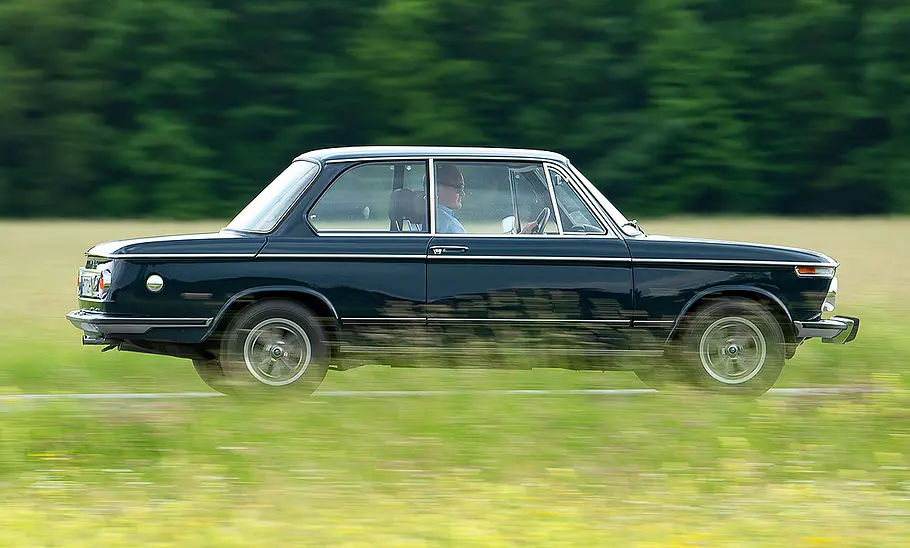 BMW 2002 Blick von der Seite auf den fahrenden BMW 2002.