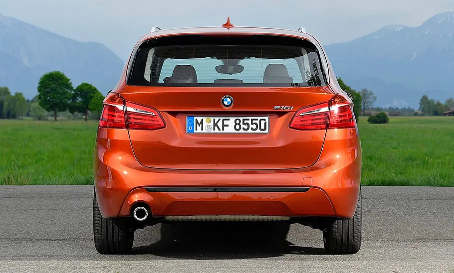 BMW 2er Active Tourer (2018); statisch von hinten