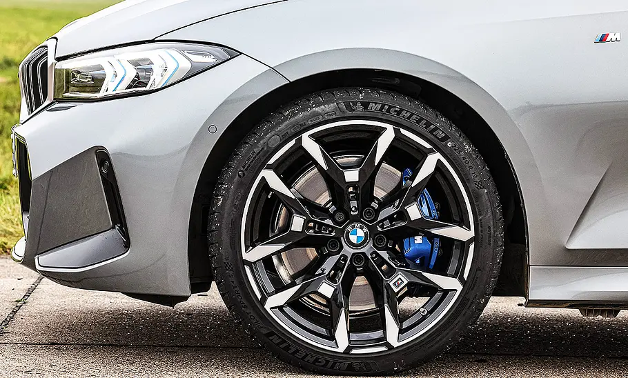 Blick auf die Vorderräder des BMW 330i Touring.