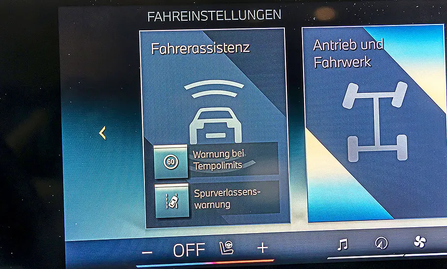 Blick auf den Mittenbildschirm im Innenraum des BMW 3er Touring.