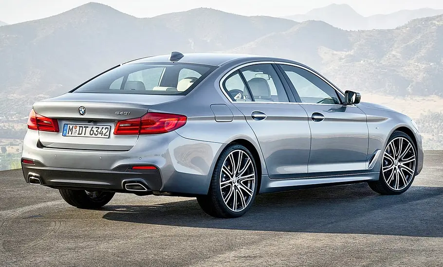 BMW 5er; statisch von hinten rechts