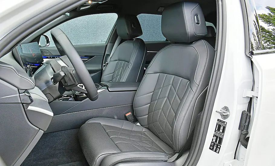 Blick auf die Vordersitze im Innenraum des BMW 5er Touring.
