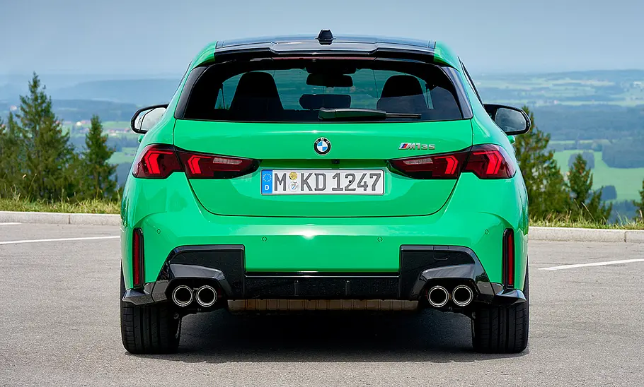 BMW M135 (2024) BMW M135 (2024)); statisch von hinten
