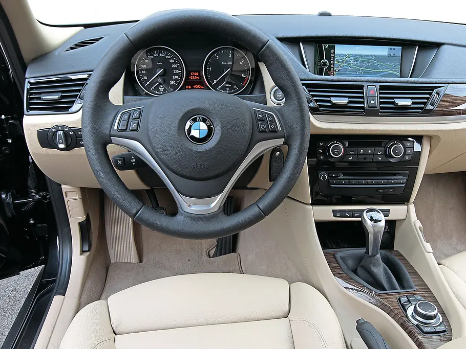 BMW X1 SUV Van Vergleichstest Cockpit Innenraum