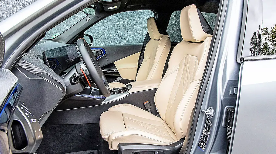 BMW X3 Blick auf die Vordersitze im Innenraum des BMW X3.