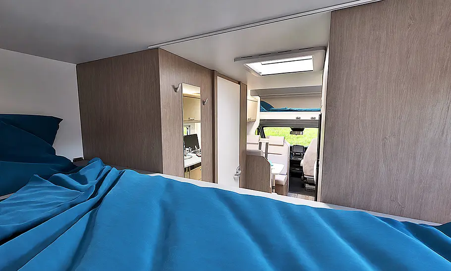 Blick vom oberen Etagenbett im Heck des Carado A361 Pro (2025) in Richtung Wohnraum.