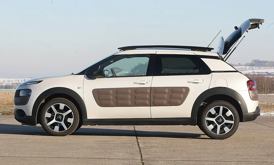 Der Citroën C4 Cactus (2014), mit geöffneter Heckklappe von links fotografiert.