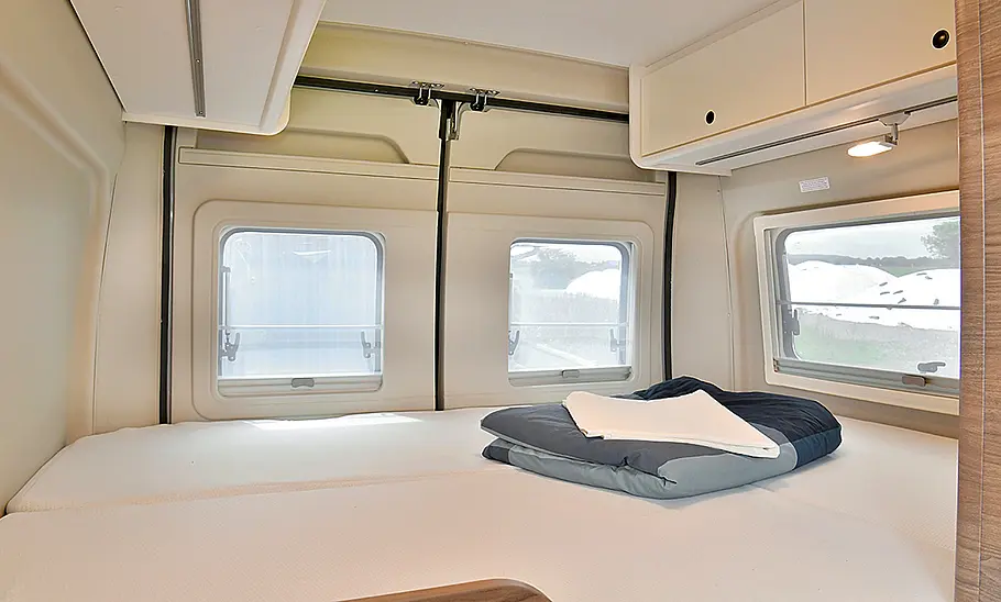 Das Bild zeigt das Heckdoppelbett des Corigon CV 60 D (2025).