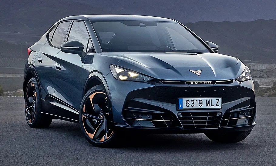 Der Cupra Tavascan (2024) statisch von schräg vorn fotografiert.