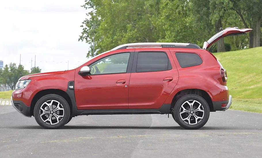 Der Dacia Duster (2018), mit geöffneter Heckklappe von links fotografiert.