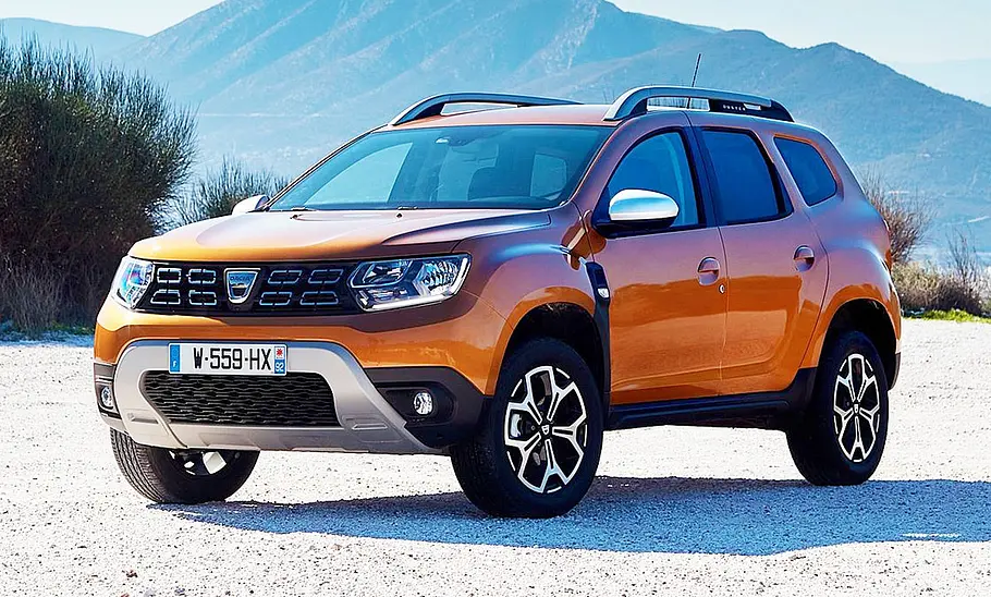 Der Dacia Duster stehend von schräg vorne.