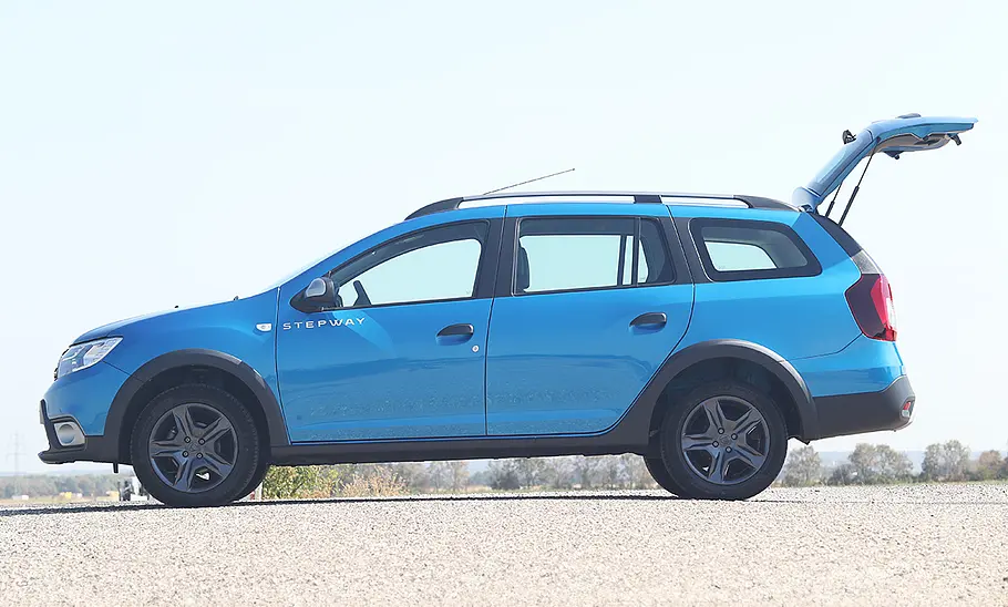 Die Kofferraumklappe des Dacia Logan MCV Stepway (2016) steht offen, von links fotografiert.