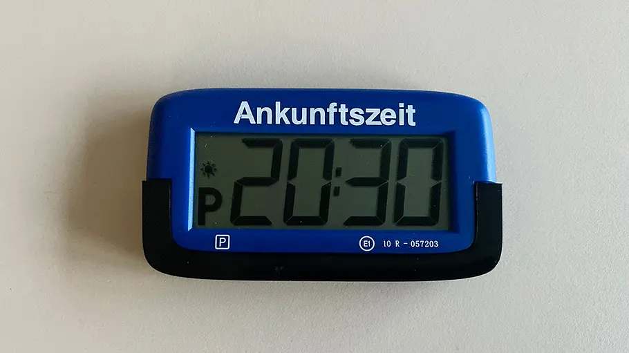 Elektronische Parkscheibe Needit Park Micro, fotografiert von oben.
