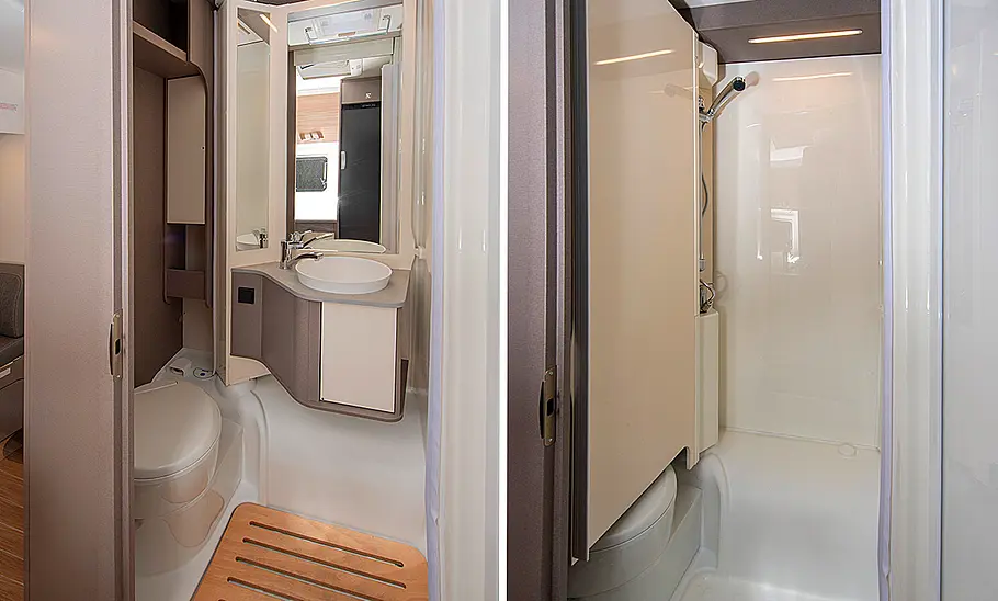 Das Bild zeigt das Badezimmer des Etrusco T 6.9 SB (2025). Die linke Seite zeigt das Schwenkbad mit Waschbecken und Toilette, rechts das Schwenkbad als Dusche.