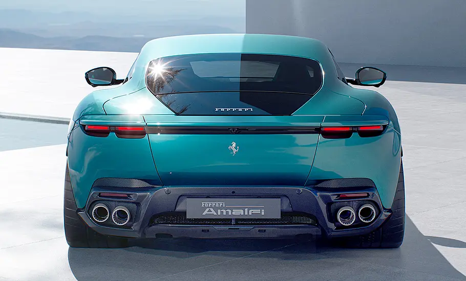 Ferrari Amalfi (2025) Der Ferrari Amalfi (2025) steht auf gefliestem Boden vor einem Haus, von hinten fotografiert.