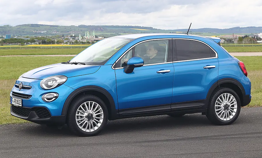Fiat 500X (2018) Der Fiat 500X (2018) steht auf einer Flugzeuglandebahn, von links fotografiert.