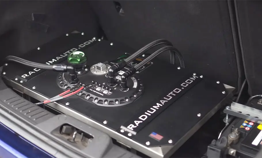 Tank und Starterbatterie im Kofferraumboden eines Ford Fiesta RS, fotografiert von schräg hinten.