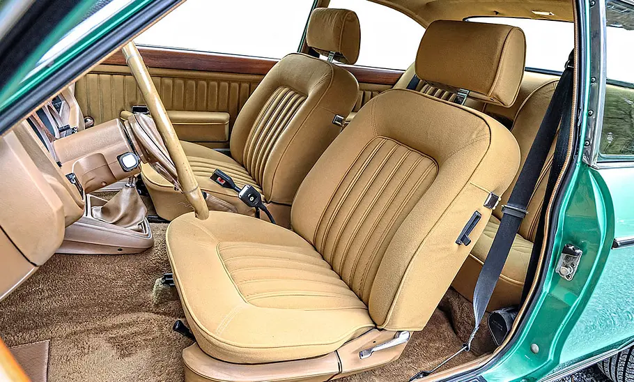 Die Vordersitze des Ford Granada 3.0 V6 Coupé.