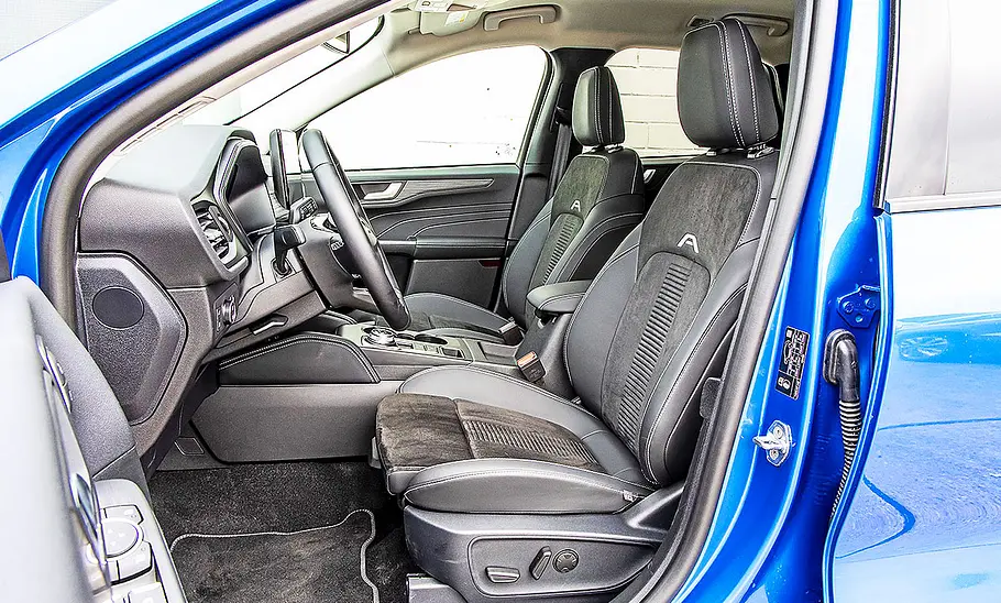 Ford Kuga Blick auf die Vordersitze im Innenraum des Ford Kuga.