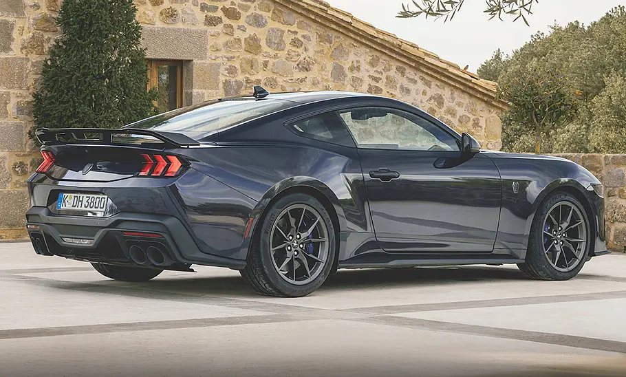 Ford Mustang Dark Horse (2024) Ford Mustang Dark Horse (2024) stehend, von schräg hinten