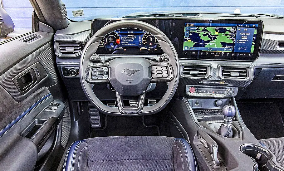 Blick auf die Armaturen im Innenraum des Ford Mustang Dark Horse.