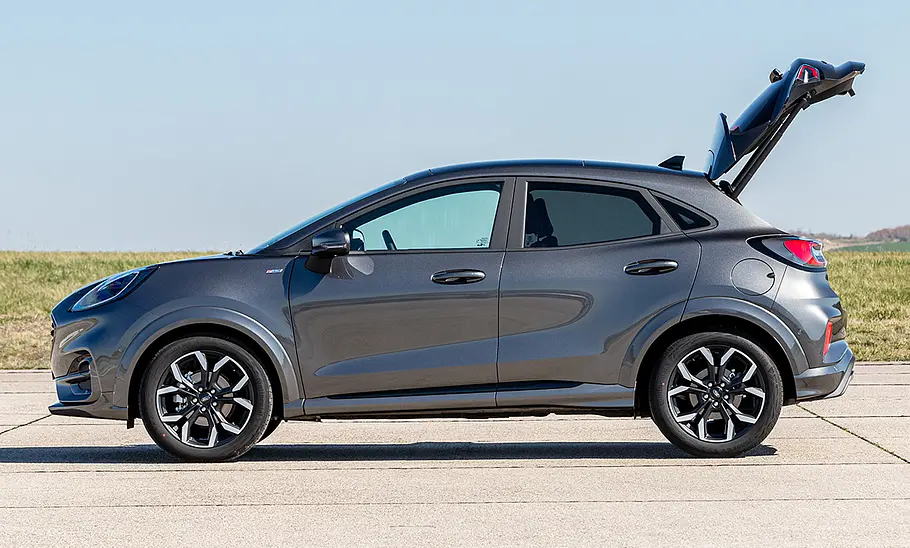 Ford Puma (2019); statisch von der linken Seite; Kofferraumklappe geöffnet