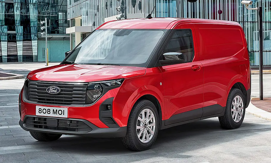 Der Ford Transit Courier (2024) steht in urbaner Umgebung, von vorne links fotografiert.