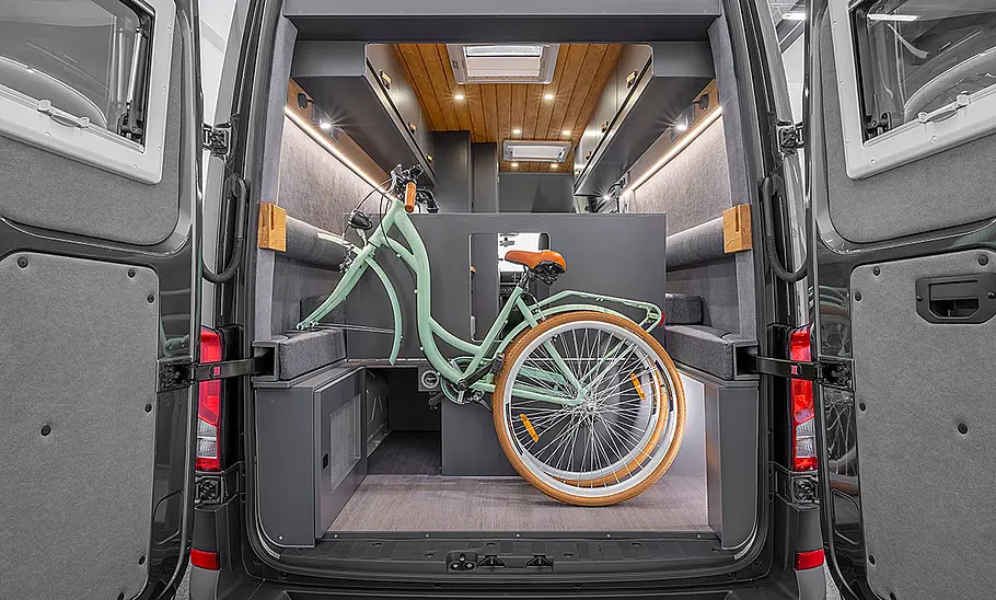 Das Bild zeigt die Heckgarage des Freedo M 599 (2025). Ein Fahrrad mit abmontiertem Vorderrad ist im Stauraum untergebracht.