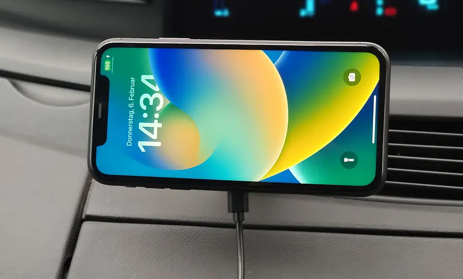 Handyhalterung fürs Auto mit Ladefunktion im Test Der Lamicall Magnetic Wireless Car Charger am Lüftungsgitter mit iPhone 11 im Querformat.