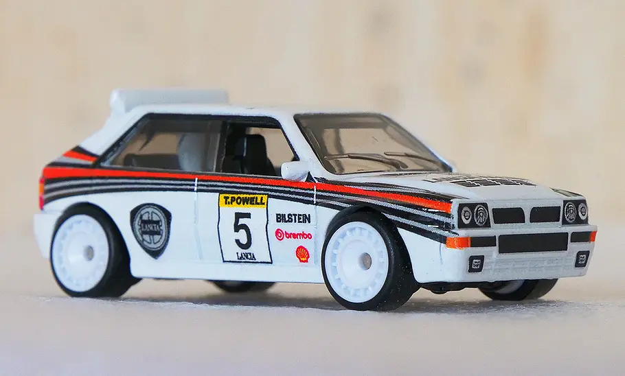 Lancia Delta Integrale von Hot Wheels Lancia Delta Integrale von Hot Wheels, schräg von der Seite