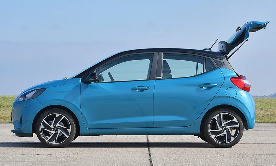 Der Hyundai i10 (2019), mit geöffneter Heckklappe von links fotografiert.