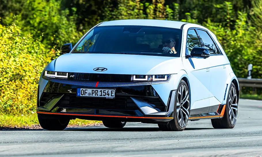 Der Hyundai Ioniq 5 N auf der Landstraße, von schräg vorne fotografiert.