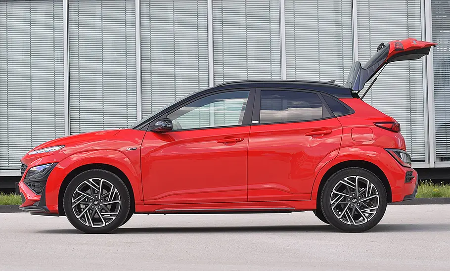 Hyundai Kona (2021) Der Hyundai Kona (2021), mit geöffnetem Kofferraum von links fotografiert.