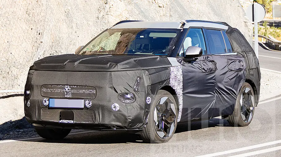 Hyundai Tucson Der Hyundai Tucson fährt als Erlkönig auf einer Landstraße, von vorne links fotografiert.