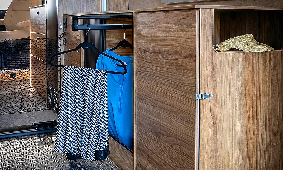 Karmann Dexter 635 (2025) Das Bild zeigt den Kleiderschrank auf der rechten Fahrzeugseite im Heck des Karmann Dexter 635 (2025).