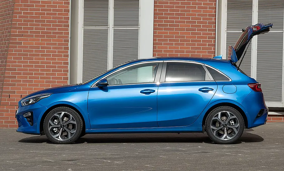 Der Kia Ceed (2018), mit geöffneter Heckklappe von links fotografiert.