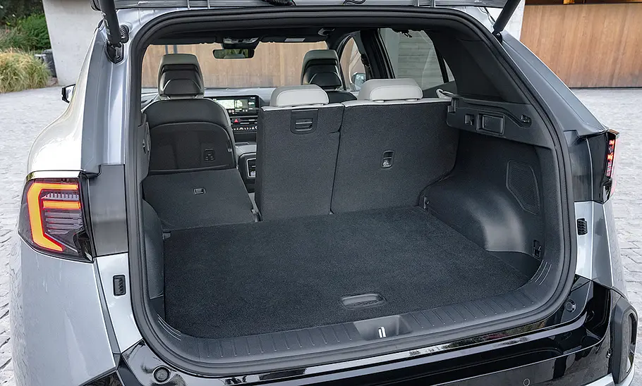 Kia Sportage (2025) Der Kofferraum des Kia Sportage (2025) mit teilweise umgeklappter Rücksitzbank.
