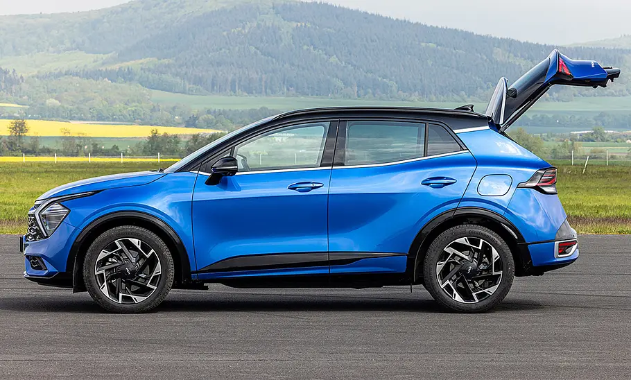 Kia Sportage (2021) Der Kia Sportage (2021), mit geöffneter Heckklappe von links fotografiert.