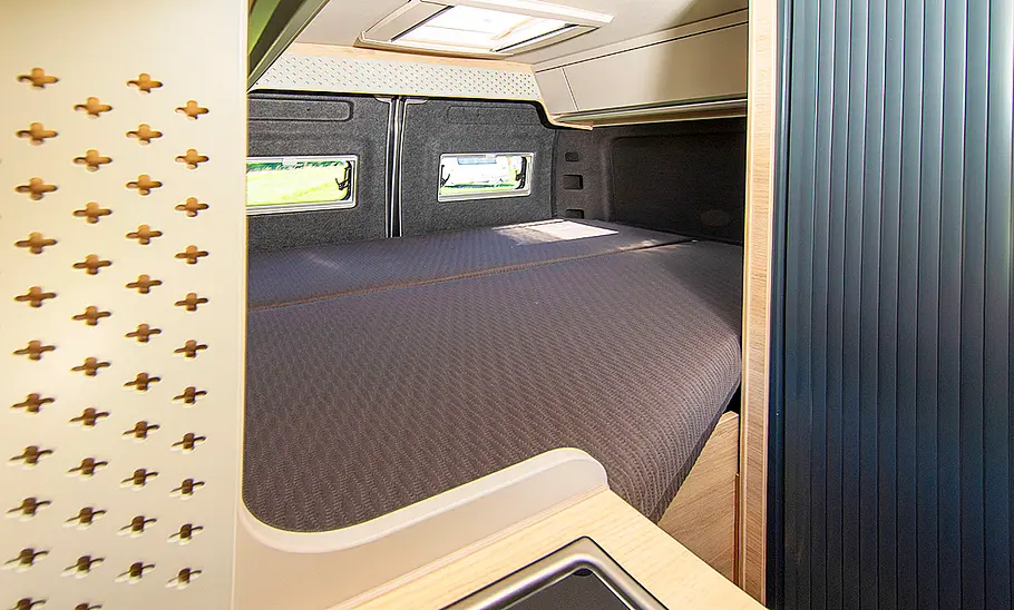 Die Innenaufnahme zeigt das Doppelbett des Knaus Boxtime 540 (2025).