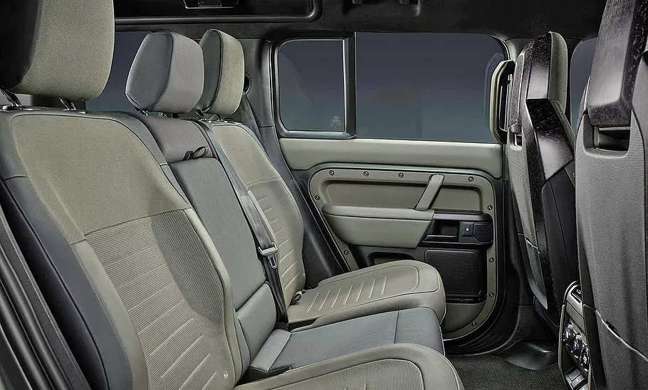 Die Rücksitze des Land Rover Defender Octa (2024).
