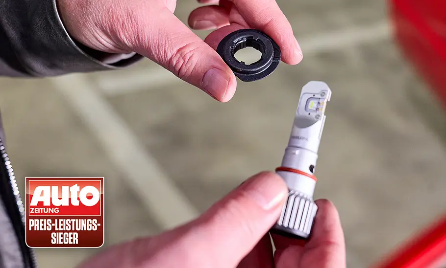 Testerhände mit Philips Ultinon Pro6000 HL Boost H7-LED zum Nachrüsten im Test mit demontiertem Adapter.