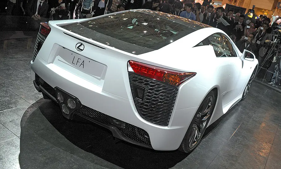 Lexus LFA (2012) Das Heck eines stehenden Lexus LFA (2012).