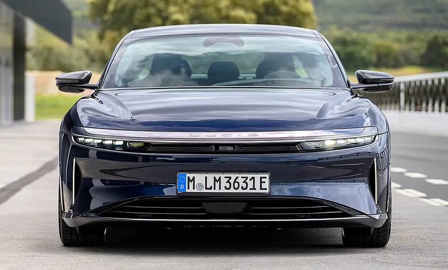 Lucid Air Sapphire (2025) Der Lucid Air Sapphire (2025) steht in der Boxengasse des Circuito Ascari, von vorne fotografiert.