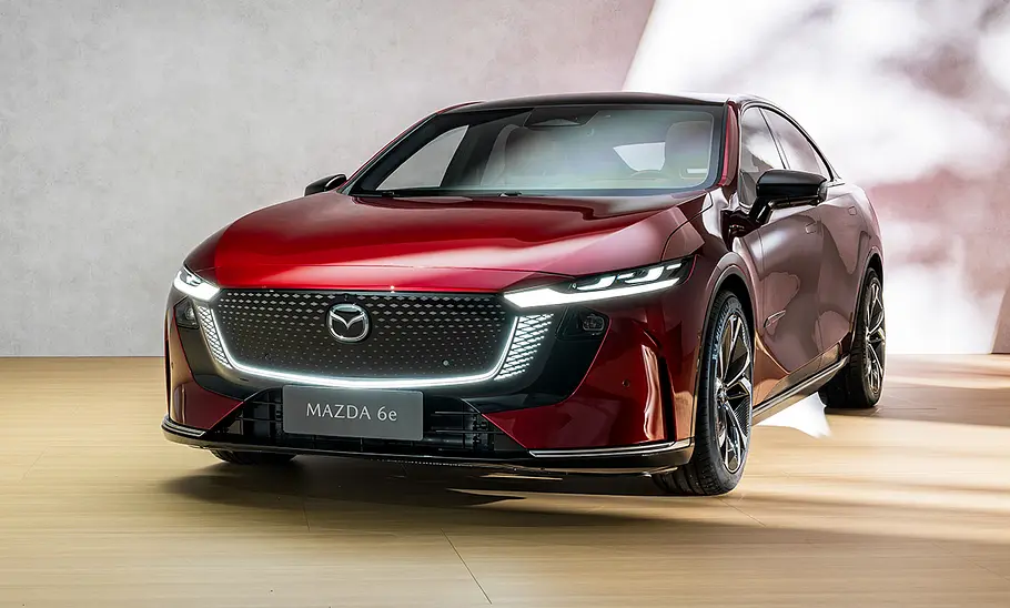 Der Mazda6e (2025) statisch von schräg vorne.