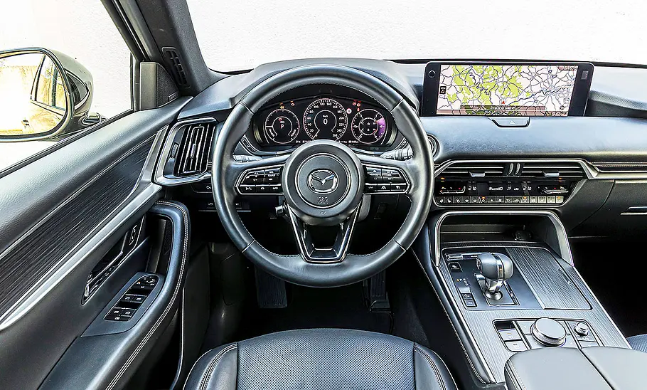 Mazda CX-80 Blick auf die Armaturen im Innenraum des Mazda CX-80.