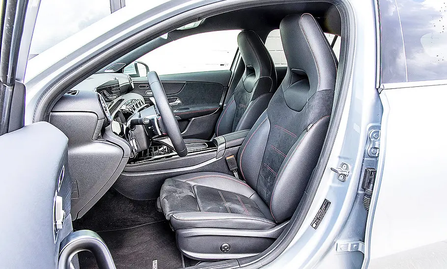 Blick auf die Vordersitze im Innenraum der Mercedes A-Klasse.