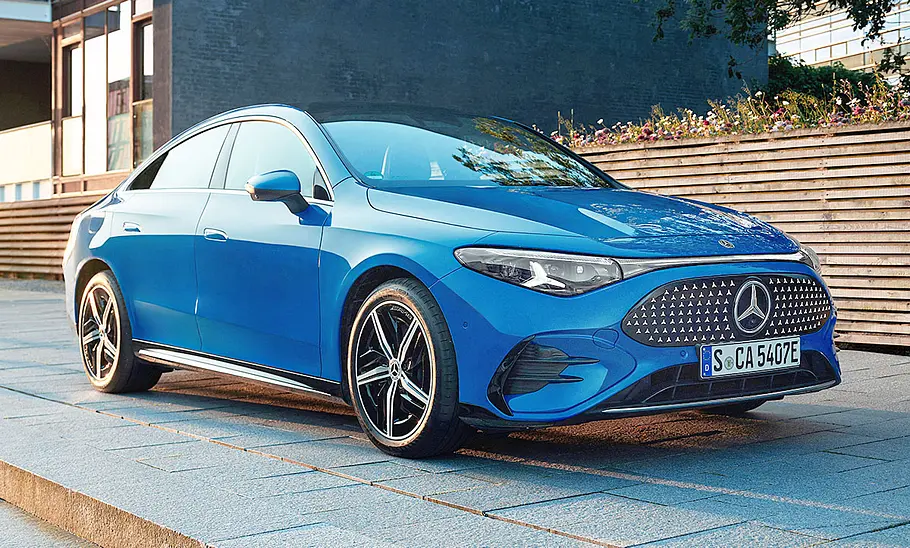 Der Mercedes CLA EQ (2025) steht auf einem Bürgersteig, von vorne rechts fotografiert.