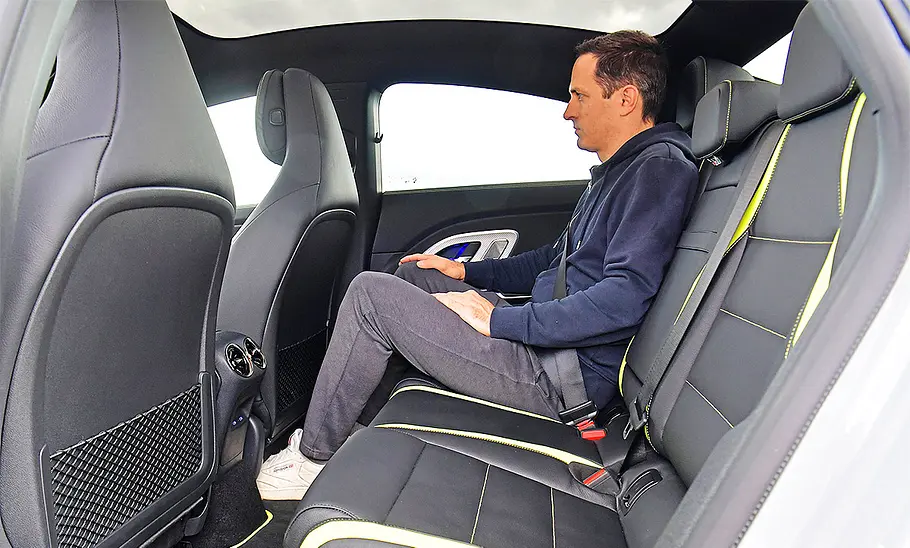 Blick auf die Fondsitze im Innenraum des Mercedes CLA EQ.